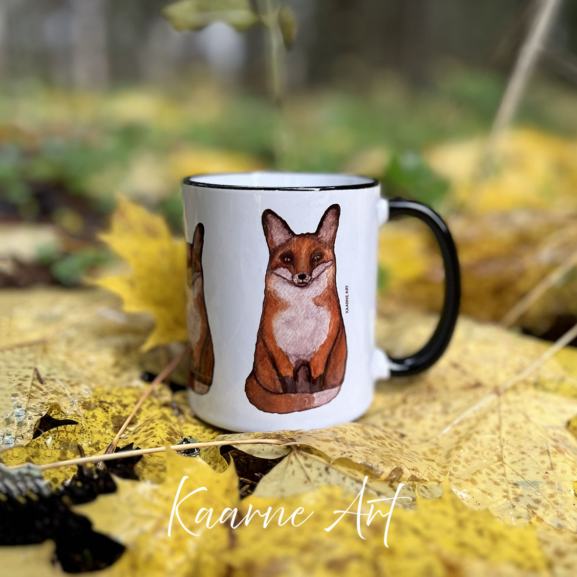 Kettukuvioinen muki syksyisillä lehdillä