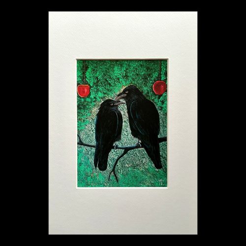 Kaksi korppia oksalla omenoiden kanssa