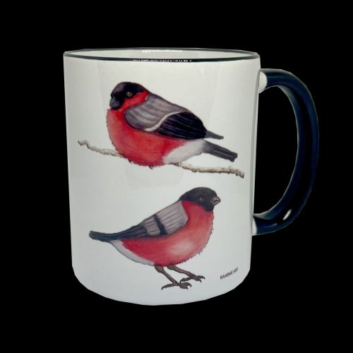 Kahvikuppi, jossa punatulkkujen kuvia